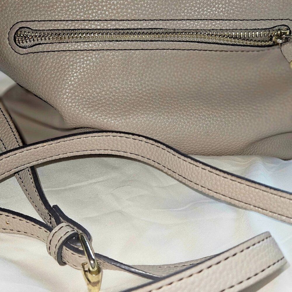 Liz Claiborne beige or tan purse with long straps so could be worn crossbody M - Picture 5 of 9